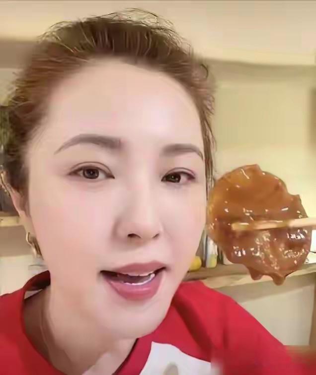 49岁曾黎，终于不等了。?年夜饭，亲手做了一桌素菜