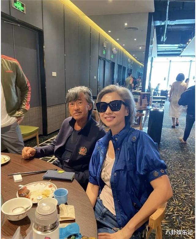 叶倩文夫妇现身深圳吃西餐！两人穿衣很时尚，精神十足不亚于年轻人