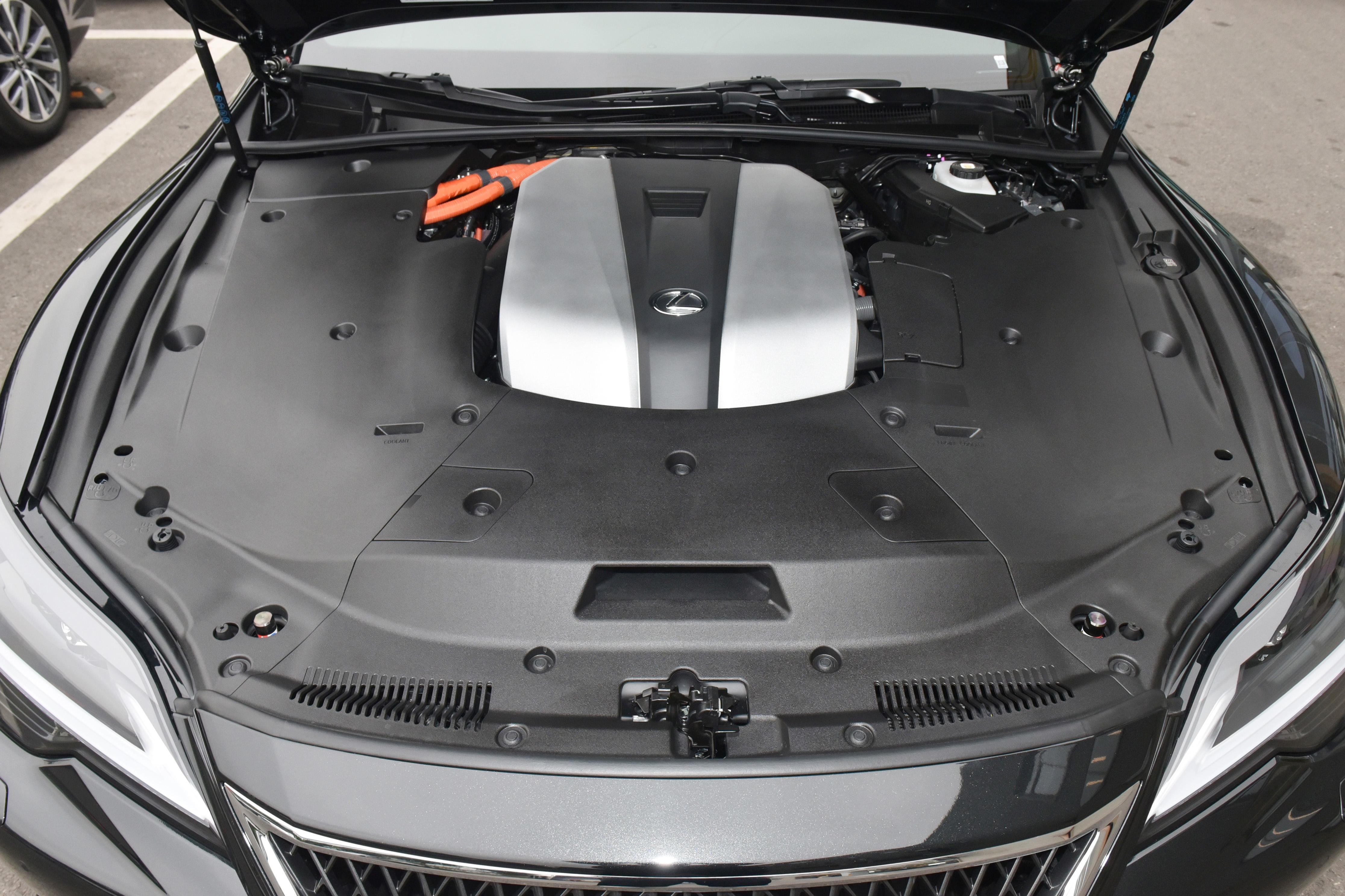 80 万级豪华旗舰对决：奥迪 A8 与雷克萨斯 LS500h，实测差距藏细节