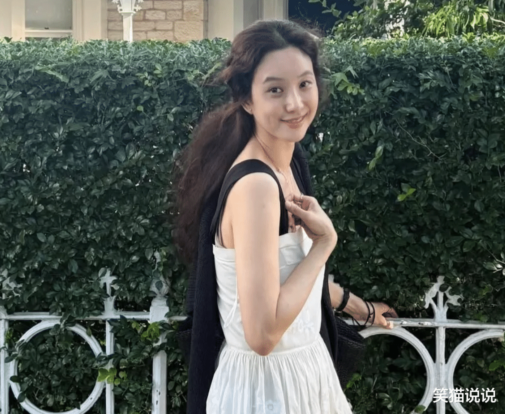 44岁郑丽媛晒照:陪妈妈逛街好开心,悠闲度假很有松弛感