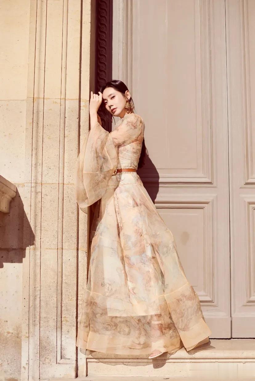 秋瓷炫巴黎时装周压轴登场，透视纱裙配腰封美到窒息，生图绝了！