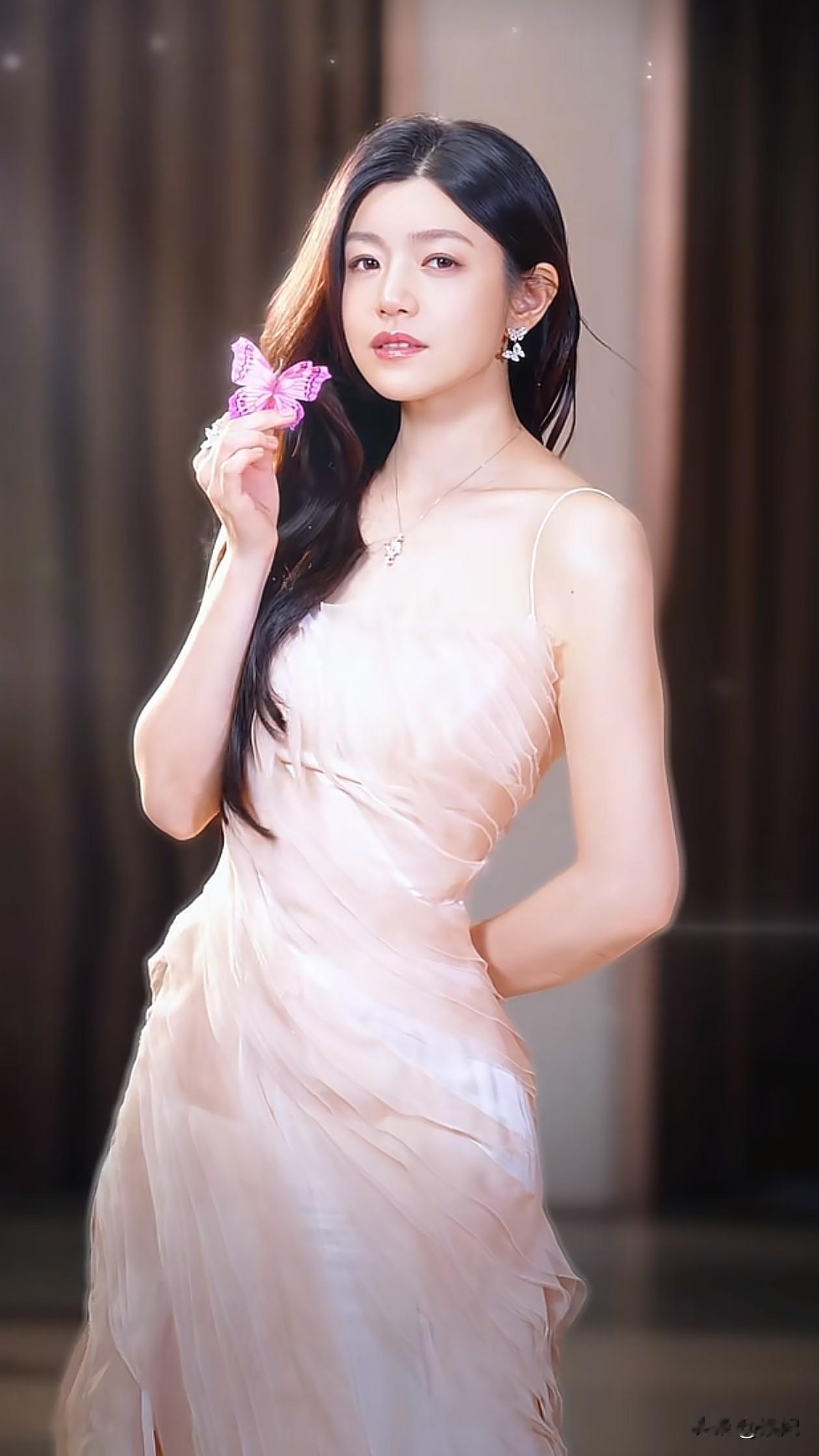 42岁陈妍希最新造型：微卷发+开叉裙，凸显大长腿，离婚后更美了