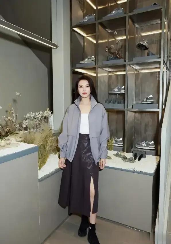 高圆圆烫了油画卷带火了秋冬新穿搭:短外套+半身裙,时髦又洋气