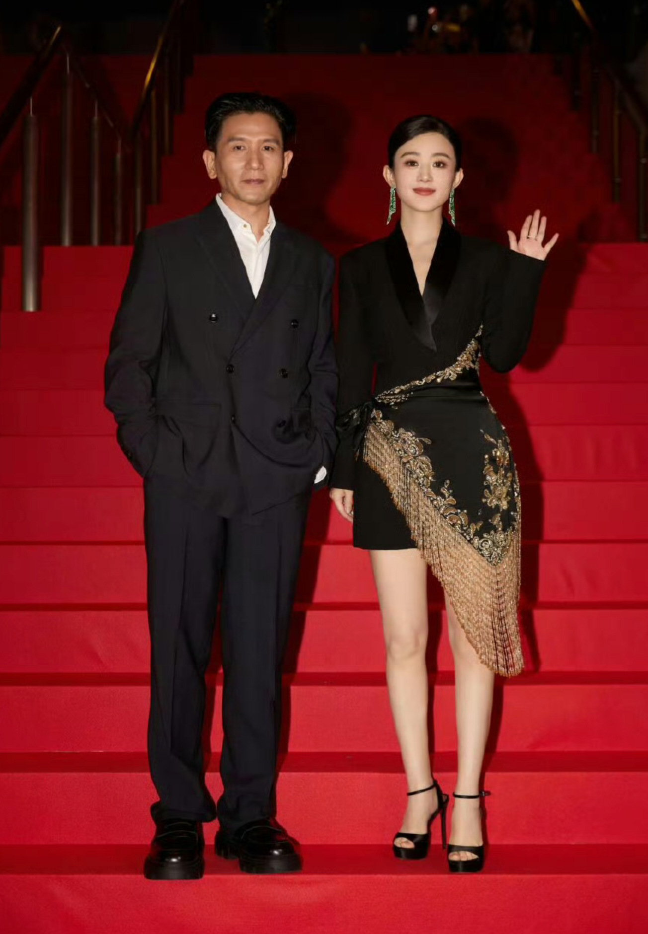 赵丽颖与神秘男子多次同框！带娃细节曝光引热议，真相竟是...