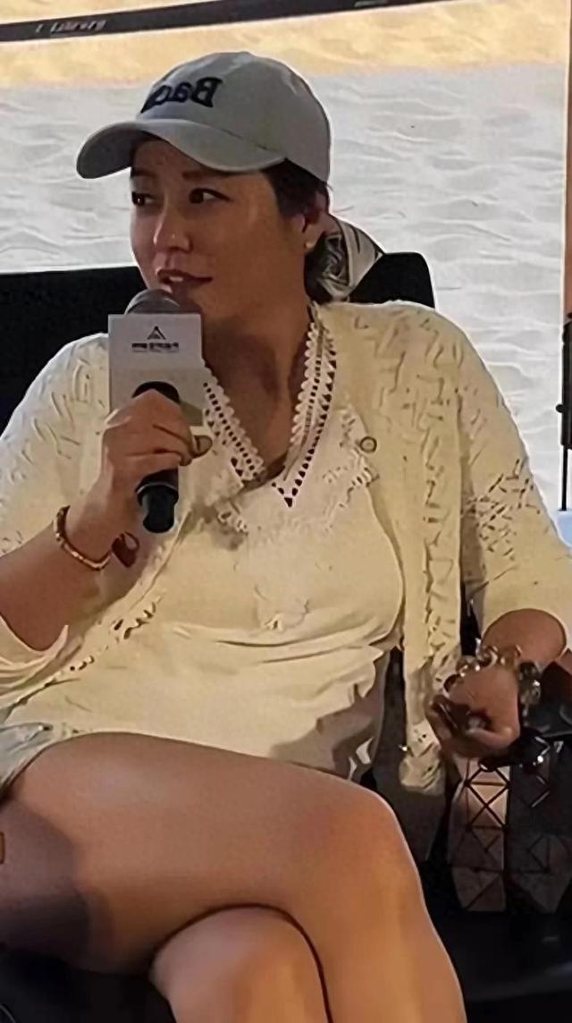 47岁郝蕾无修图流出,粗腿水桶腰太真实!网友:这身材才是最真实