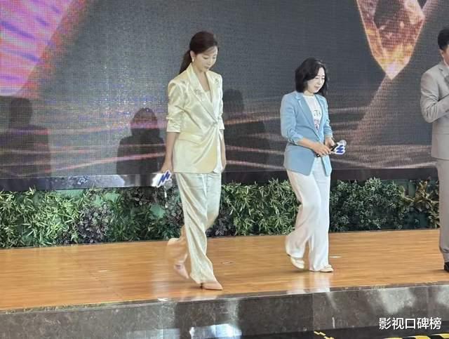 李思思参加商演，穿皱巴巴的衣服，老公是初恋，比尼格买提还小