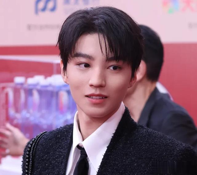 上影节开幕红毯生图好精彩！杨幂瘦到面部凹陷，章子怡短发抢镜