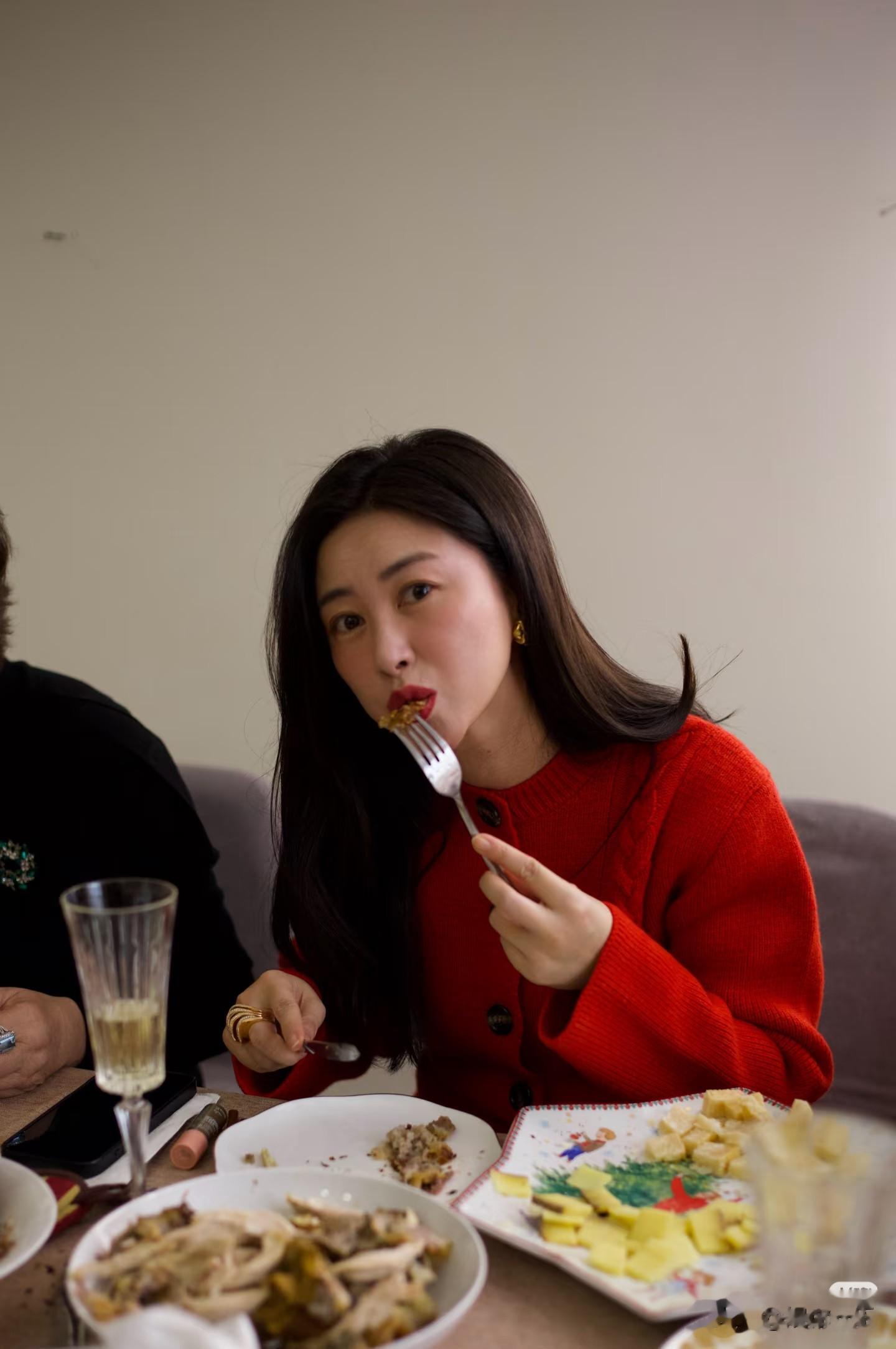 朱珠在家做饭过平安夜，食材全网购！很会过日子，女儿吃一盘牛排
