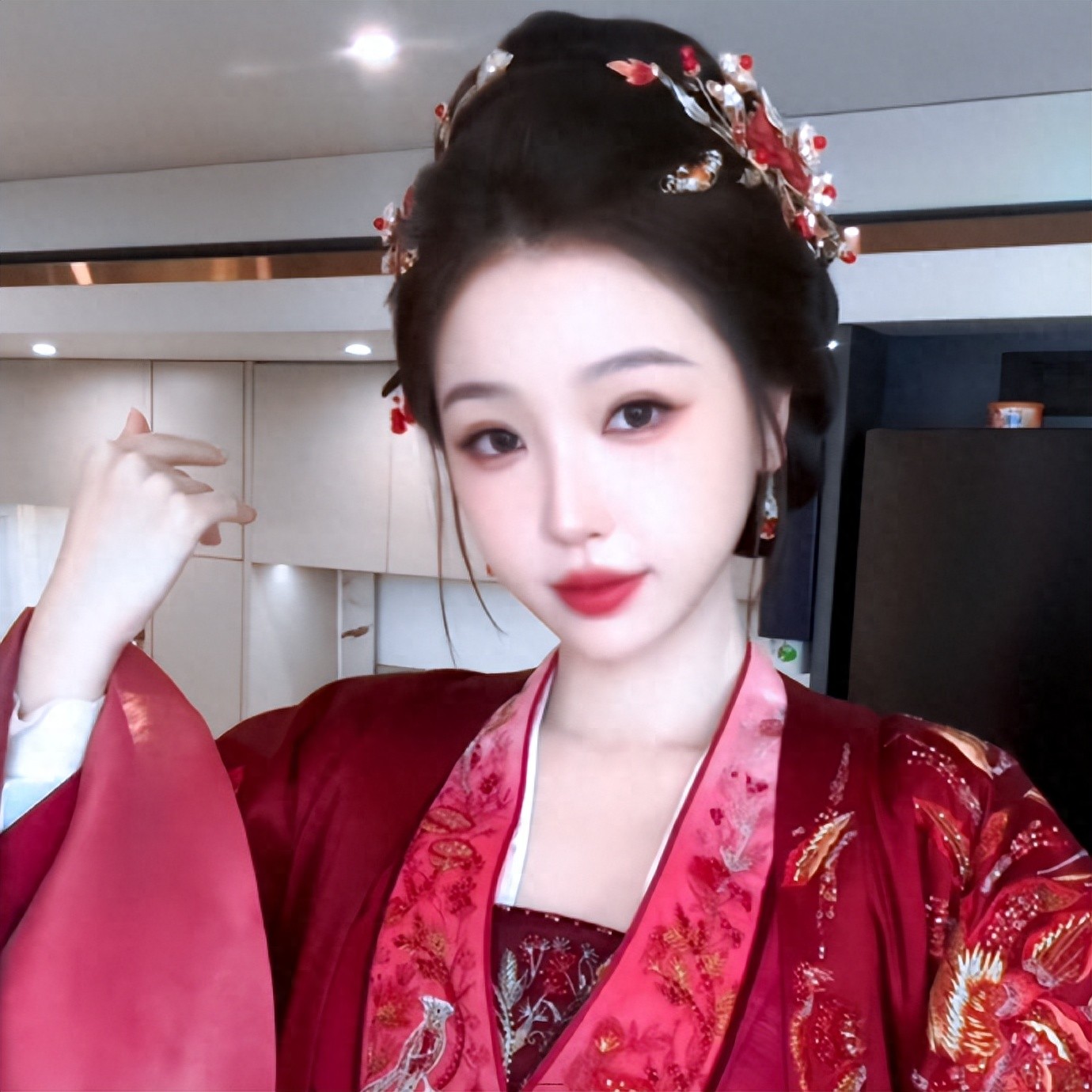从温婉主母到时髦打工人，虞书欣《云初令》两副面孔反差萌翻全场