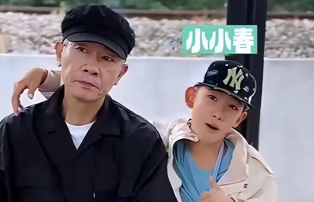 深圳偶遇陈小春，他年轻时并不帅，如今57岁反倒逆生长了很显年轻