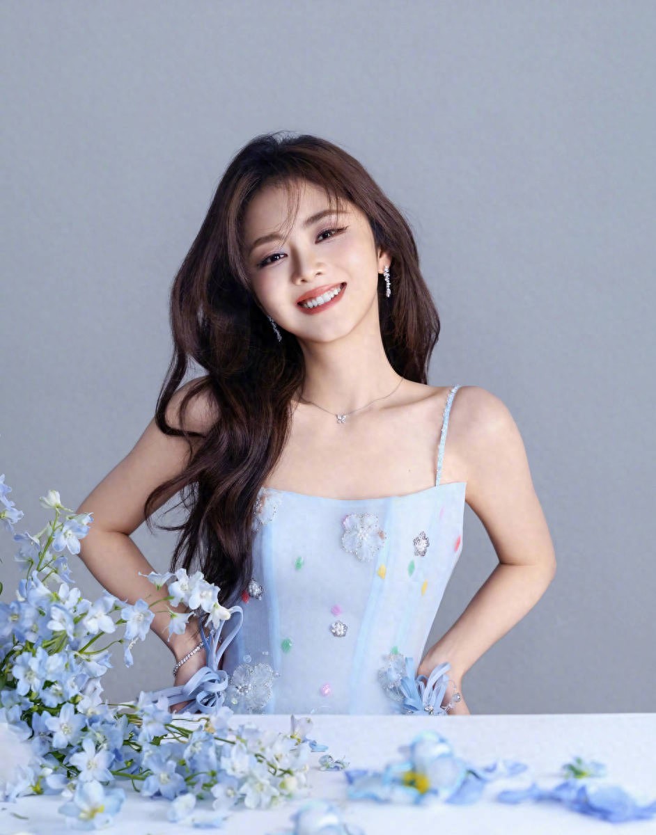 谭松韵蓝花吊带裙美到犯规!笑眼弯弯像初恋,34 岁状态像 18 岁