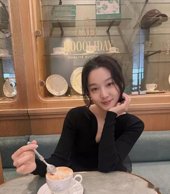 马龙一家现身北京三里屯，龙嫂身着皮草头戴小红帽，漫步街拍留影