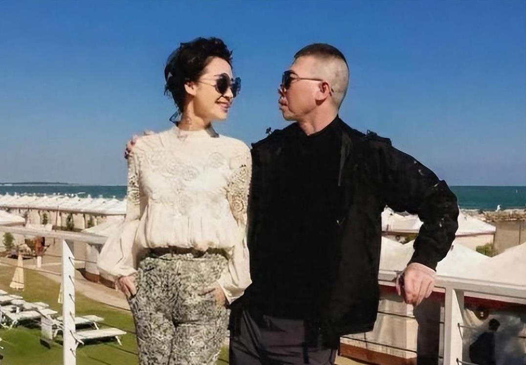 许晴与冯小刚合影曝光，蕾丝上衣几乎“撑破”，冯导表情相当自然