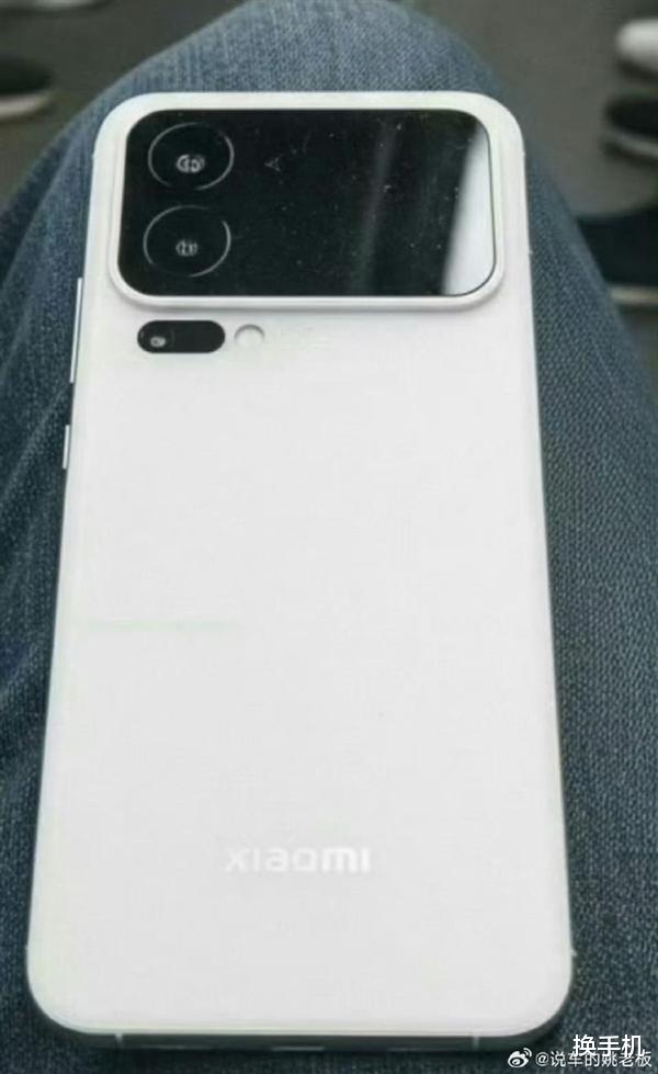 实锤横向大矩阵!高管晒出小米16系列外观,撞脸iPhone17Pro