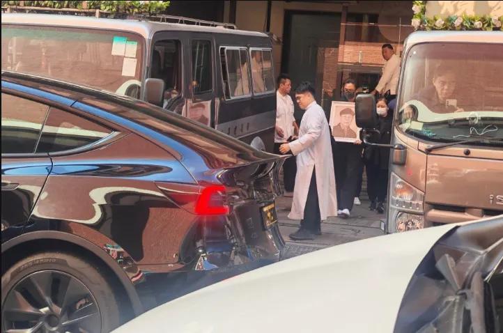 马国明父亲离世，今晨低调举行丧礼，太太汤洛雯细心照顾婆婆