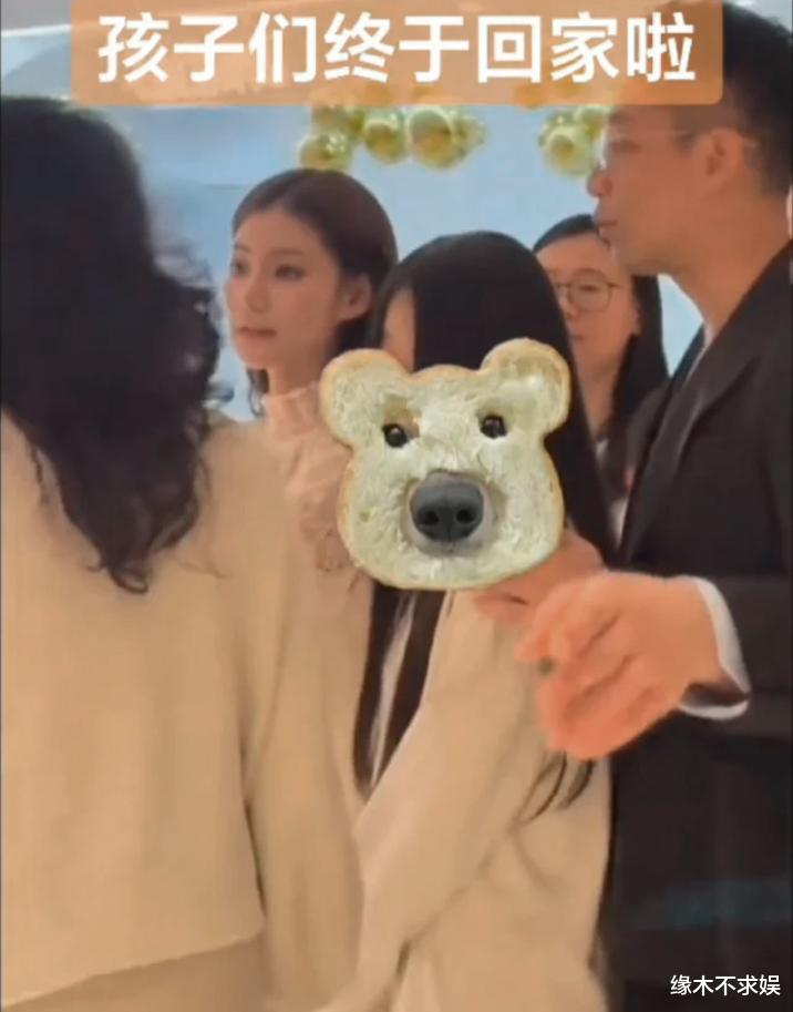 大S儿女终于回北京!汪小菲一家5口齐亮相,小玥儿拘谨小箖箖好活泼!