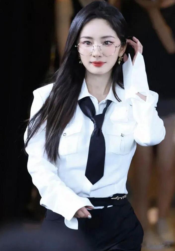 杨幂黑长直，白衬金丝眼镜，气场十足！