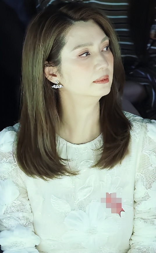 上海时装周，褶子多脸僵又肿、戴假发的董璇，被整容脸网红抢了镜