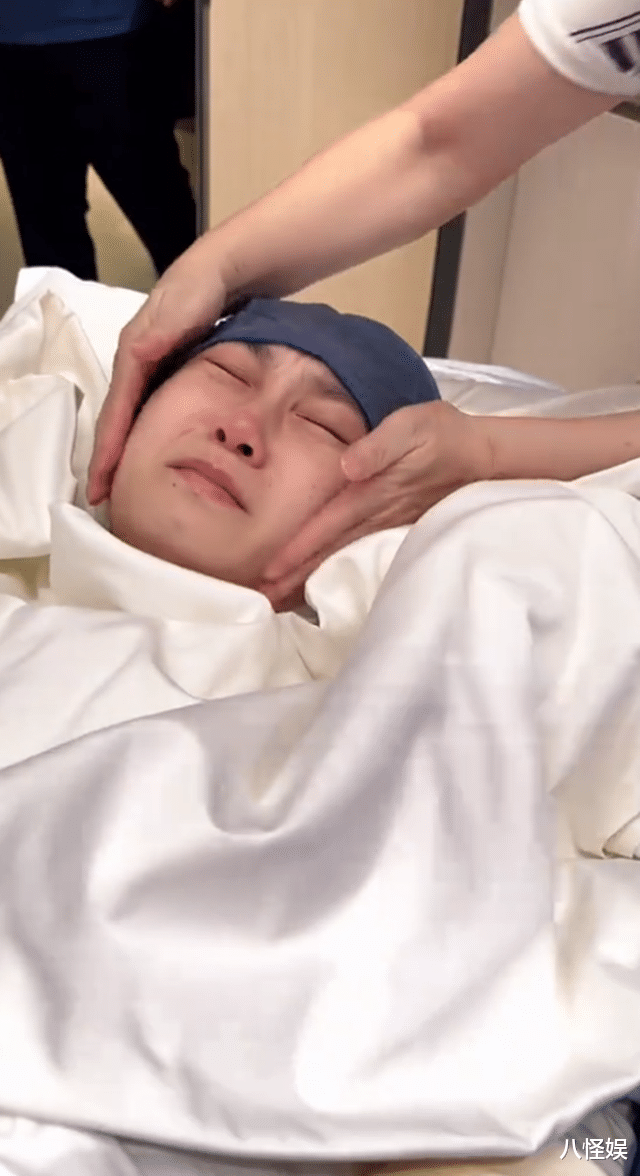 水亦诗晒全家福，女儿会坐了，戴着金锁金手镯，长得一点不像妈妈