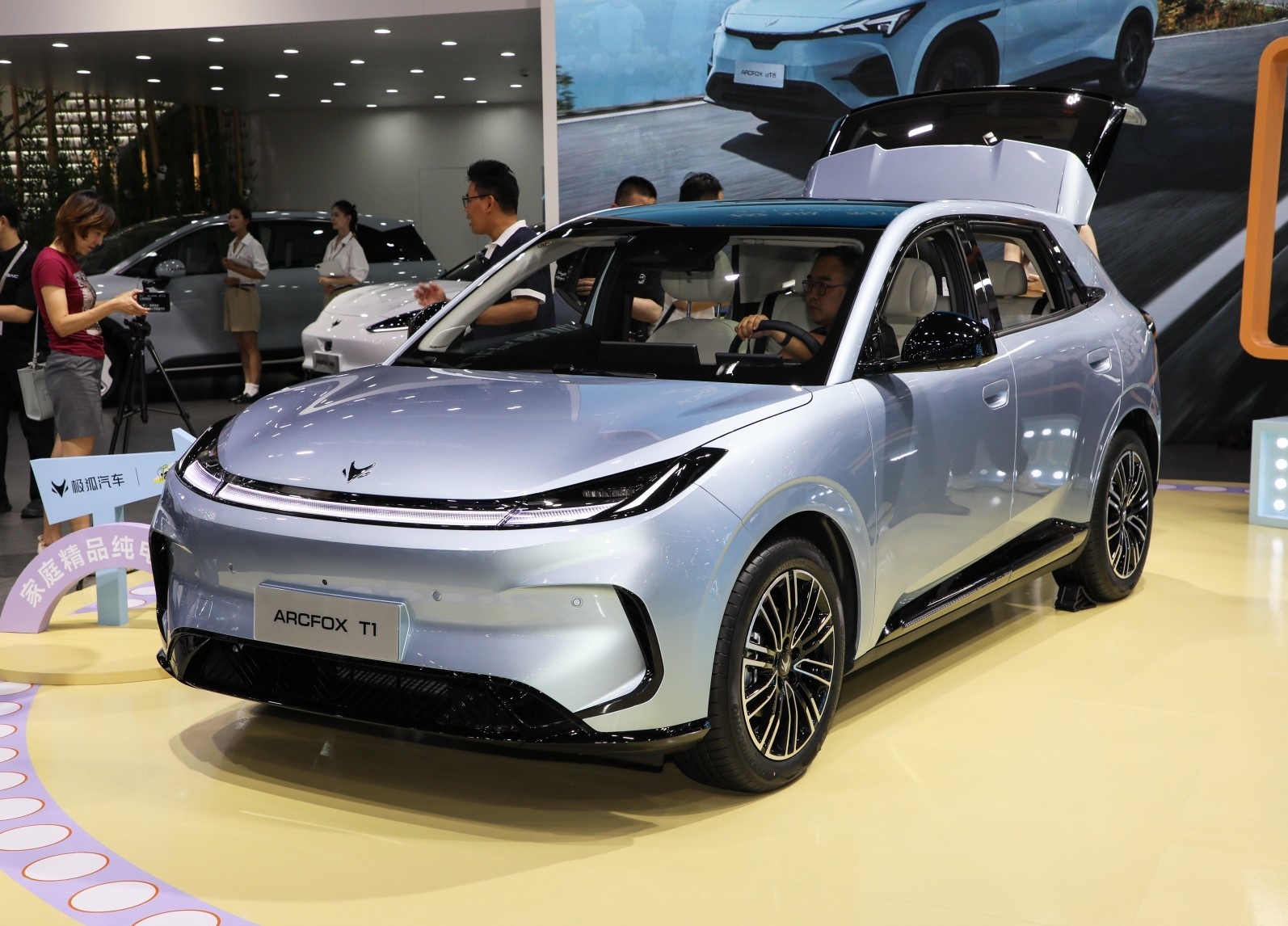 全新纯电小型车即将上市，预售6.88万起，轴距近2米8，续航425Km