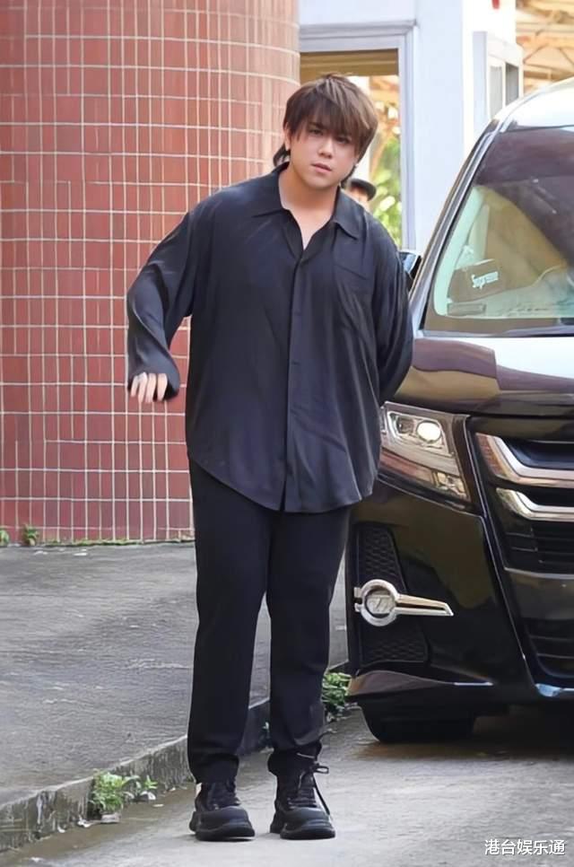 香港“大胖小子”顶流瘦了？姜涛突晒背影照，肌肉壮实如男模