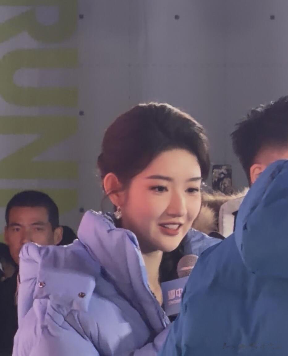 王玉雯出席雪中飞粉丝见面会,穿毛衣裙扎麻花辫,本人比电视还美