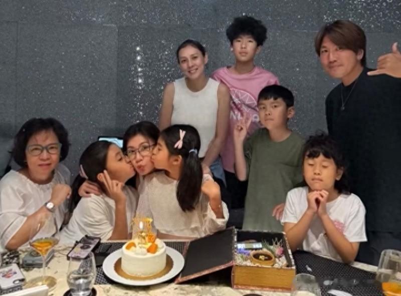 贾静雯晒近况，中秋携女儿们登山，三个女儿黑了一个度