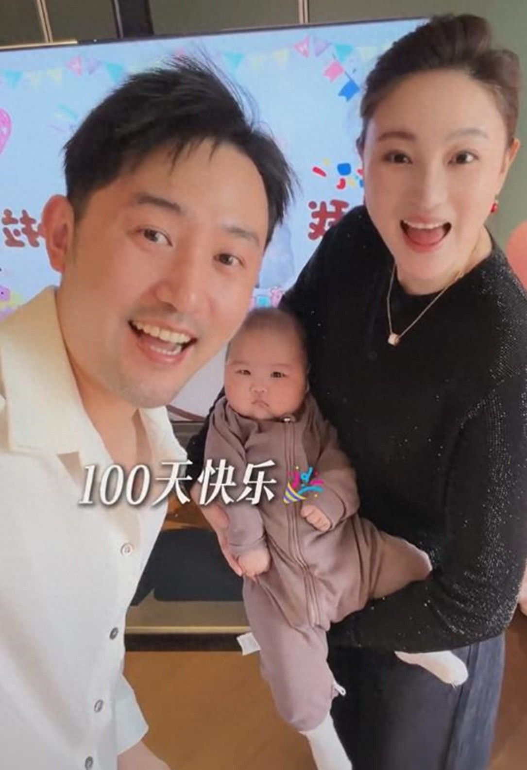 侯梦莎毛毅庆女儿百天，甜酒坐上千元婴儿车，被5人照顾养得真壮