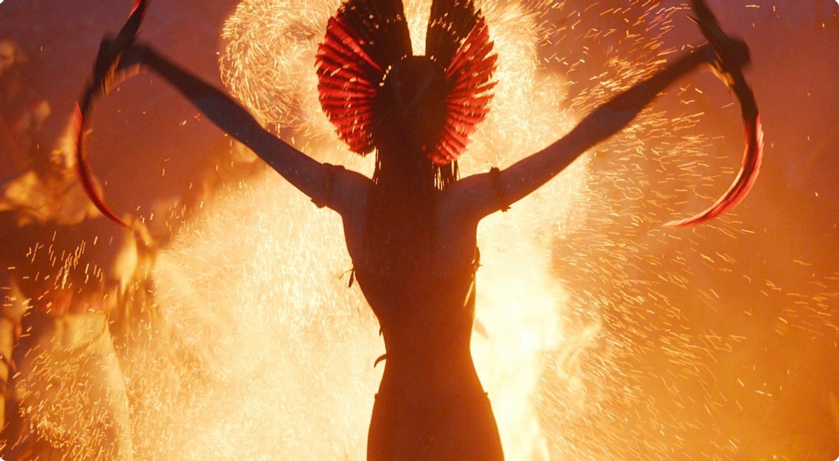 卡梅隆新片最大亮点，别林外孙女变身“性感火巫”，抢光主角风头