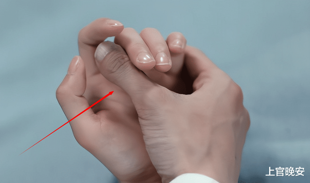 被丑手指拖累的6位明星，长了一张好看的脸，但伸出手能把人笑死