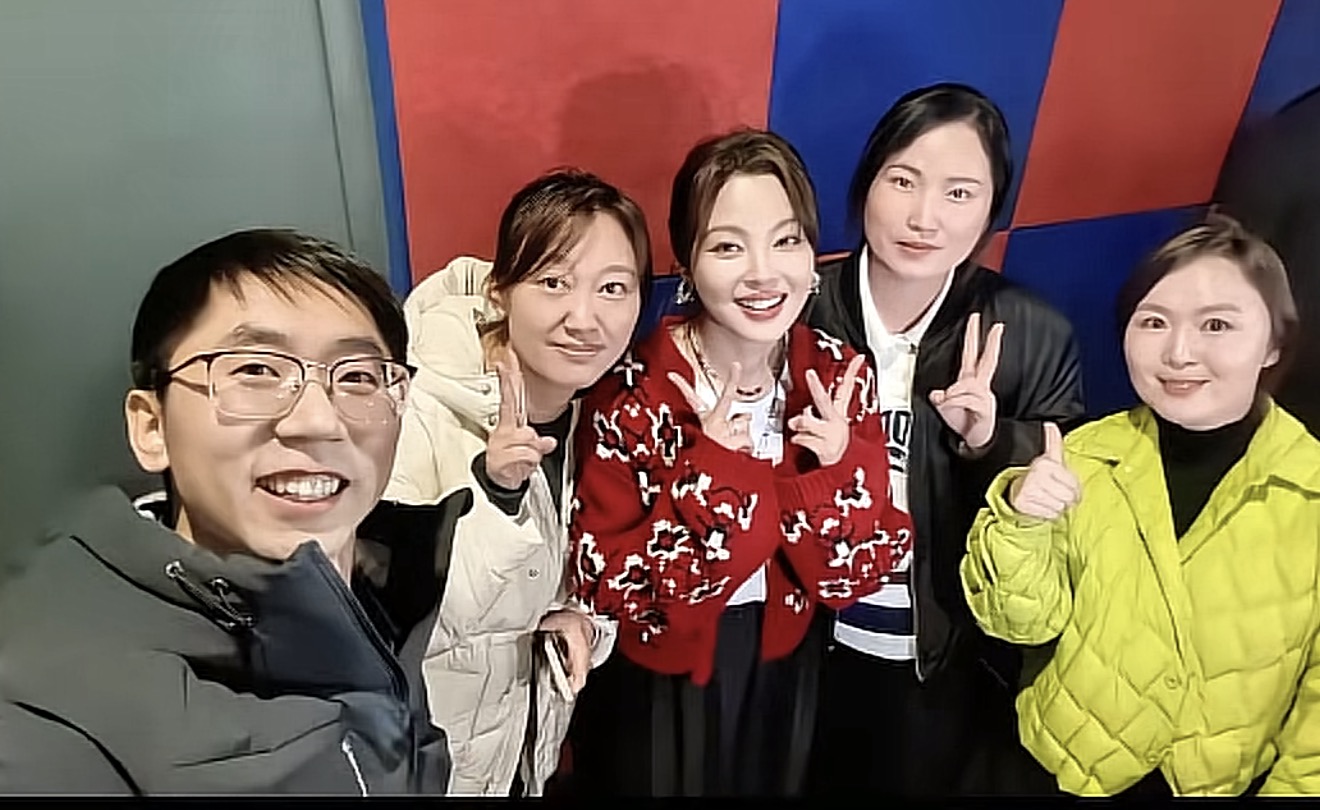 辛芷蕾回鹤岗参加同学聚会!没架子很接地气,站C位和同学差距大