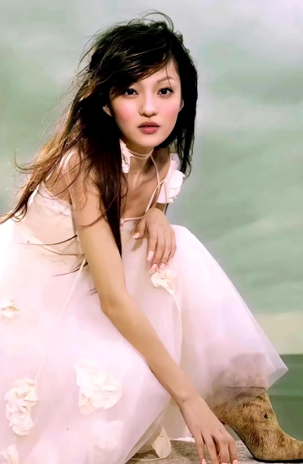 没人发现早期的张韶涵也很漂亮吗？一整个洋娃娃的感觉 ???