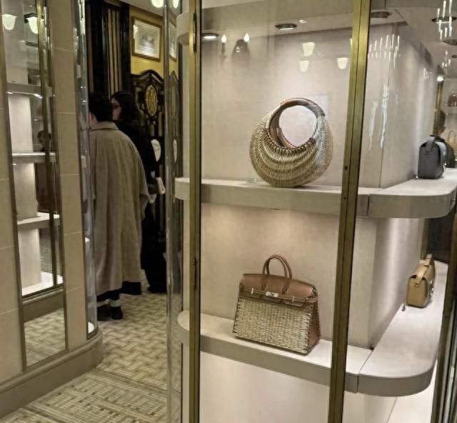 奚梦瑶在巴黎爱马仕“进货”，婆婆跟后面付款，真是宠这个儿媳