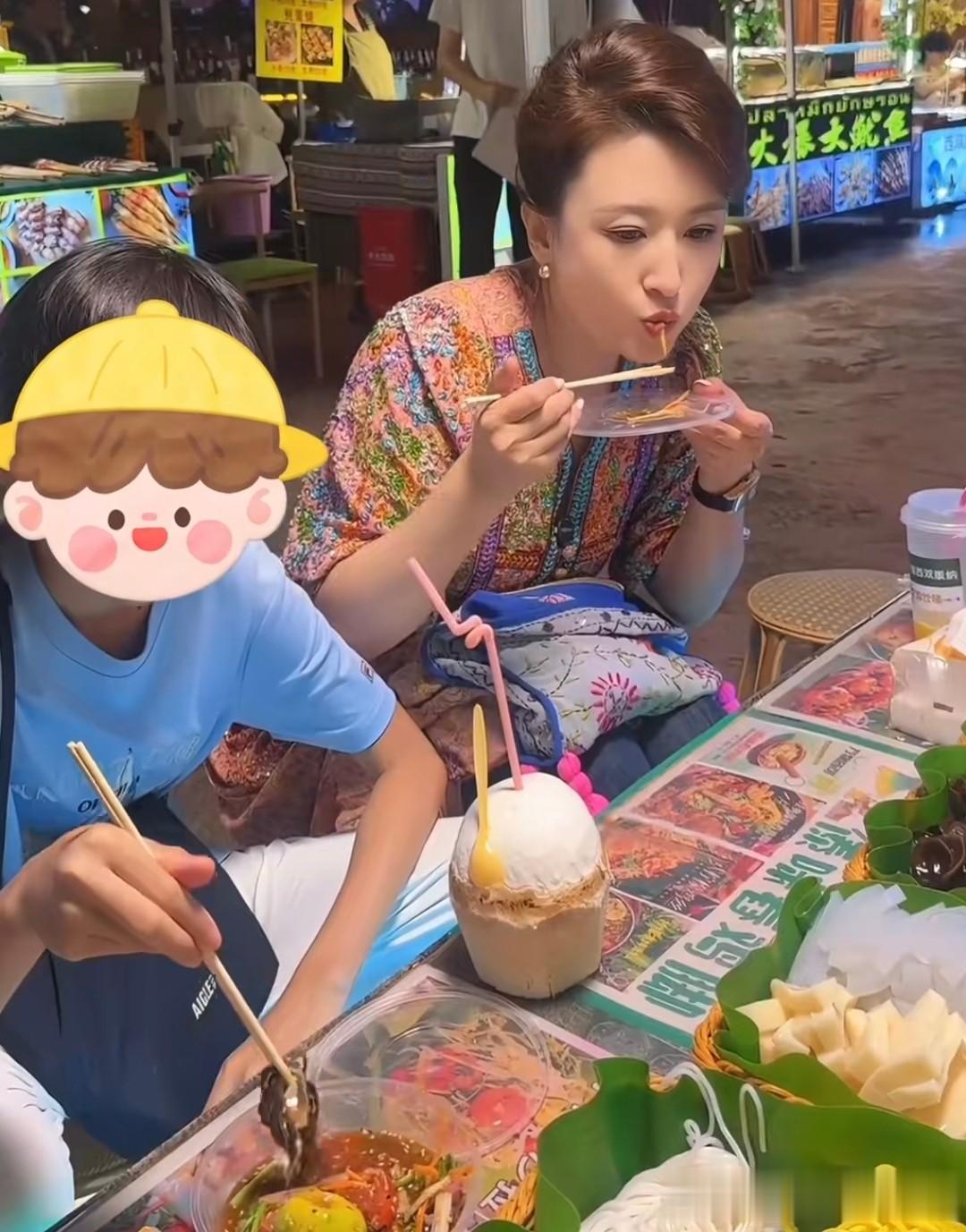 张蕾带娃在云南吃米粉，吃蜈蚣，12岁儿子走路驼背，又瘦又高