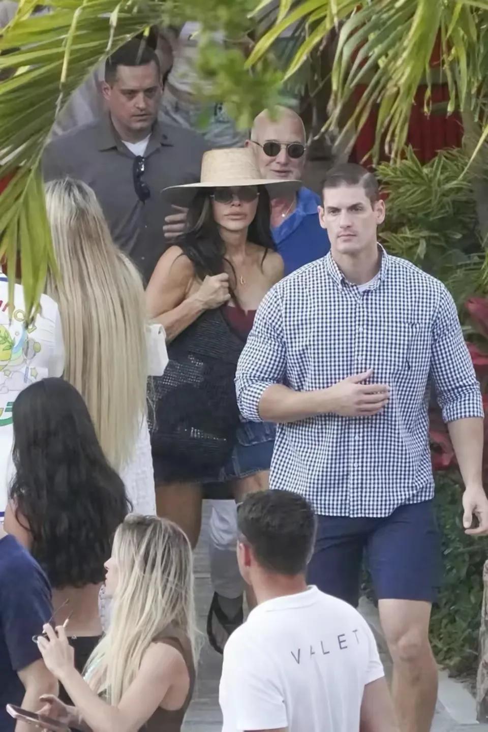 贝佐斯豪华游艇为继女庆生，桑切斯疯狂舞动，贝佐斯显得格格不入