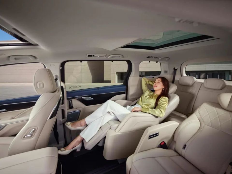 被忽视的豪华“头等舱”，从40万降到26万多，明挑埃尔法，实戳腾势D9