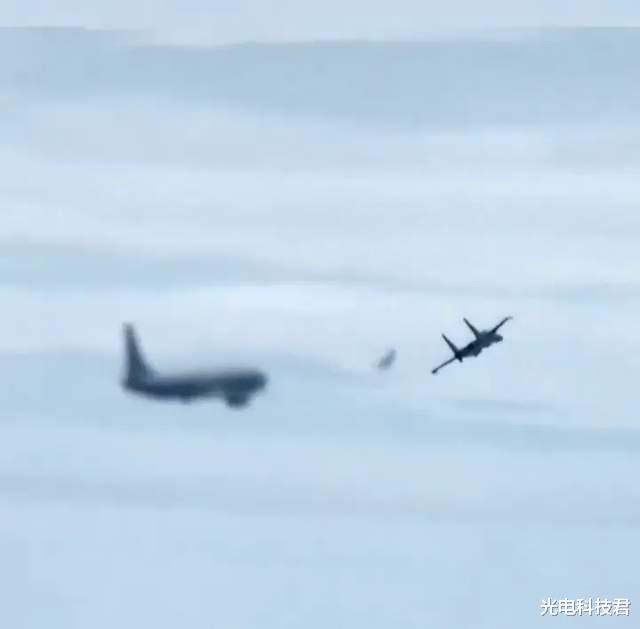 与美国签署稀土协议时，澳方军机非法闯入西沙，南部战区严厉正告