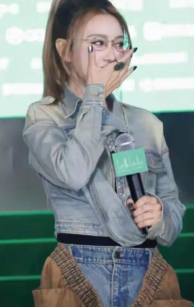 薛凯琪粉丝见面会惊现\牛仔裤叠穿谜案\！网友：到底穿了几条？