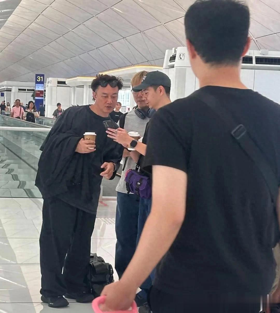 香港机场偶遇陈奕迅,看起来好邋遢,被路人艳压,身高目测1米6