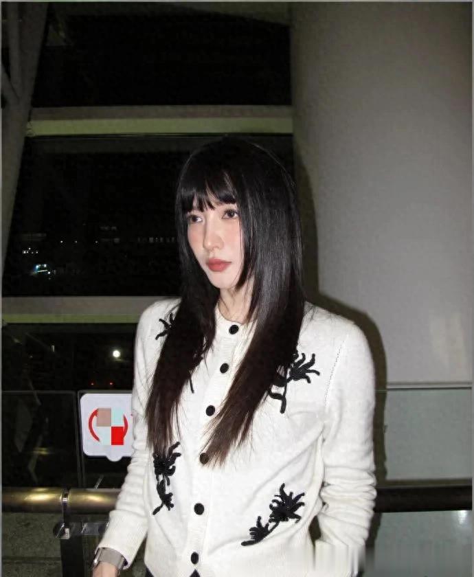 江疏影剪了齐刘海大变样！穿刺绣针织衫+棕色长裤，时髦又高级