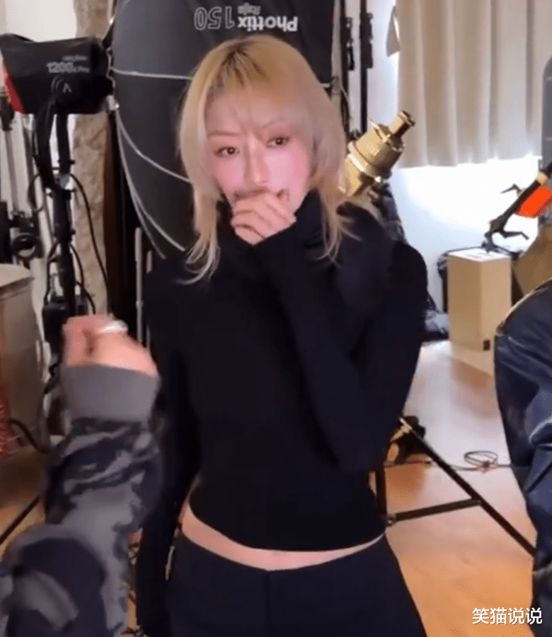 郑秀文晒工作花絮视频：黑衣金发好美，水蜜桃妆容让粉丝赞叹