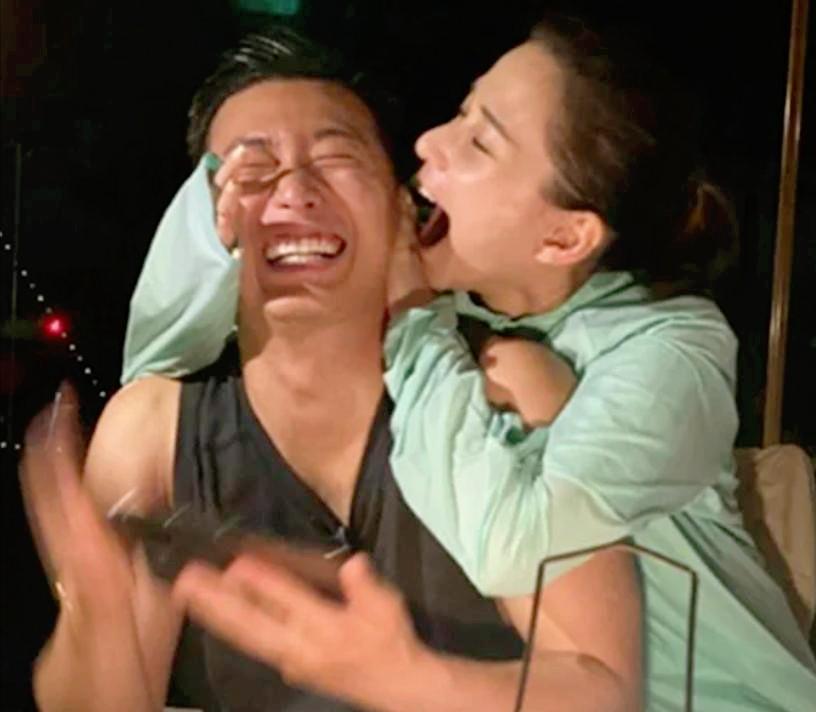 何超莲澳大利亚偶遇，夫妻俩游泳，窦骁紧盯娇妻难掩好心情