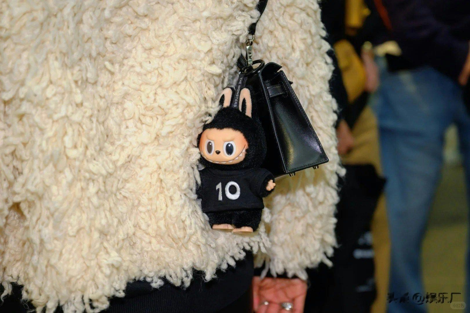 佘诗曼Labubu收藏超惊人，设计师亲自陪同看展！