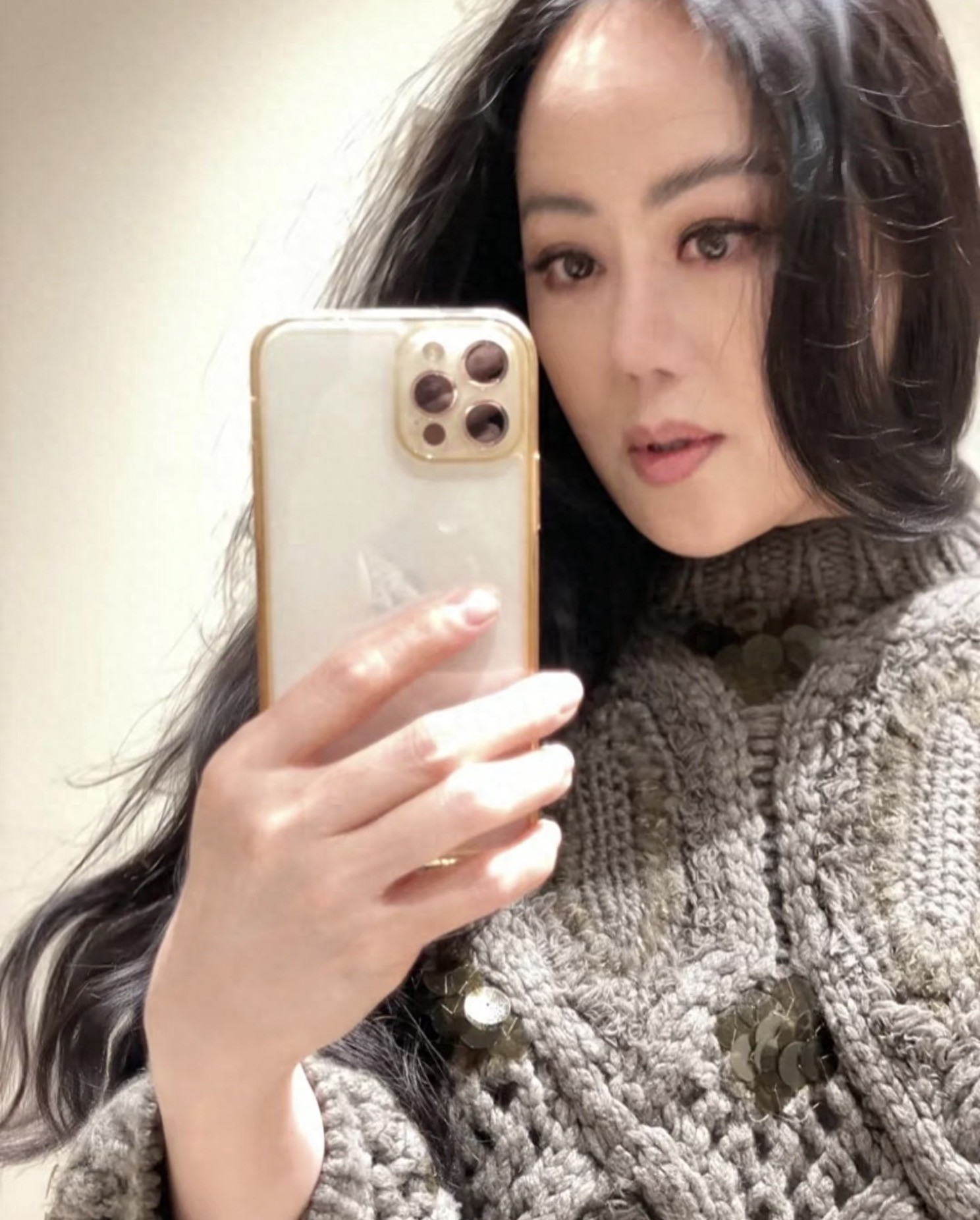 62岁章小蕙回香港罕露脸，现身聚会同框张玉珊，气质优雅状态松弛