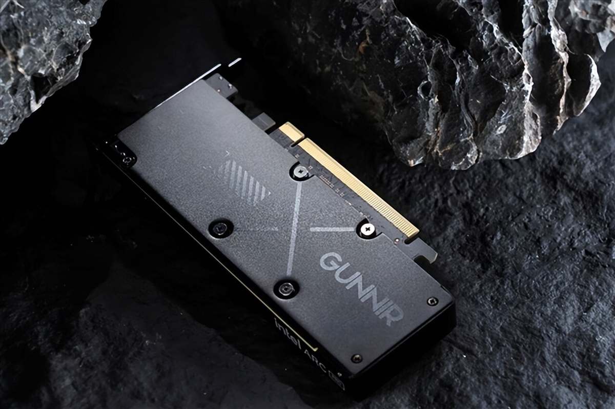 全金屬外殼 帥爆！Intel顯卡也可以如此迷你