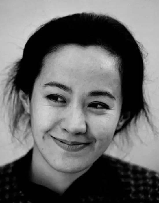 嫁大13岁名导被捧红，丈夫病逝后不愿再演戏，今55岁未婚无子嗣