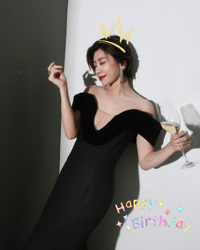 贾静雯51岁生日,与老公女儿合体庆祝,波妞翻白眼扮鬼脸超级萌