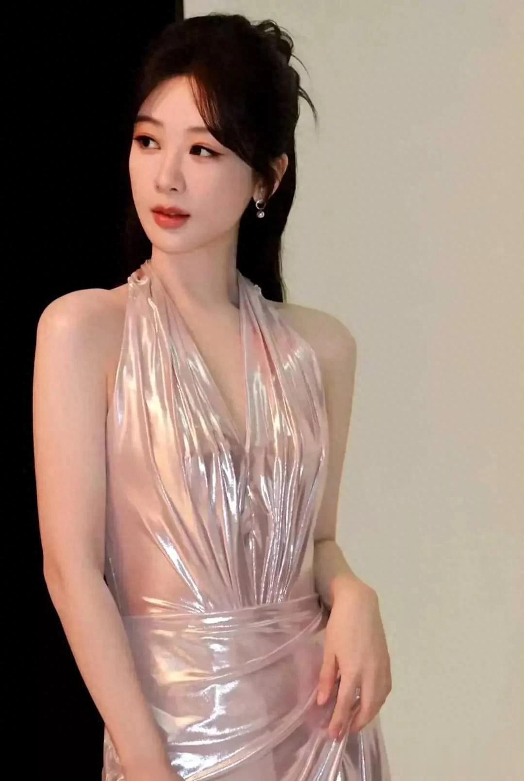 还从未见过杨紫穿这种风格的裙子,果然只要瘦了,穿什么都好看。