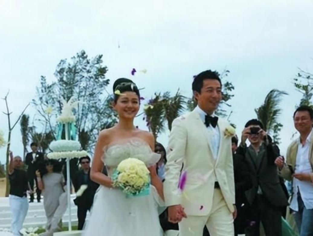 台媒爆马筱梅婚礼细节！999颗钻石婚纱，大S两届婚礼太心酸了