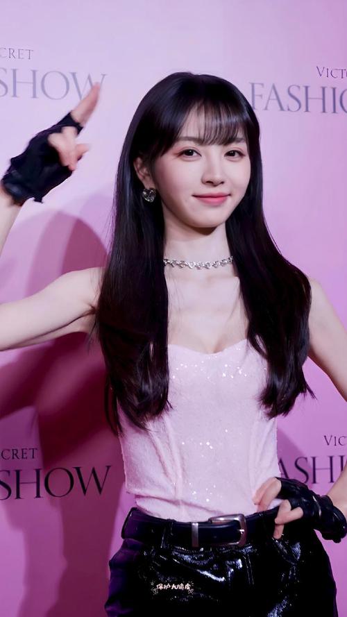 遇见田曦薇,像遇见一颗会笑的多面宝石